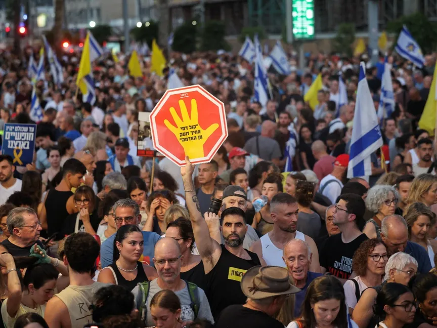 احتجاجات ليلية في تل أبيب للمطالبة بوقف الحرب في غزة وصفقة لتبادل الأسرى. 17 أغسطس 2025 - Reuters