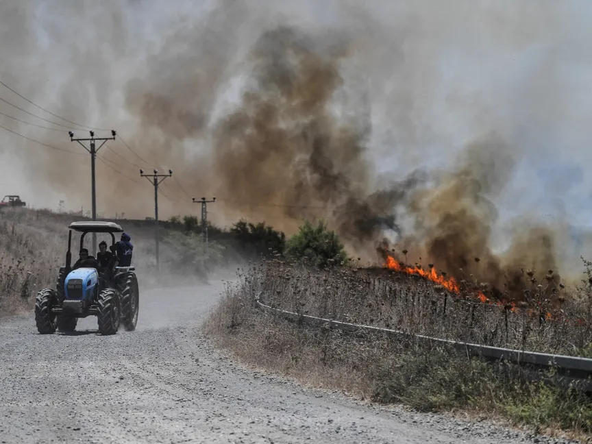 دخان يتصاعد في مرتفعات الجولان التي تحتلها إسرائيل جرّاء إطلاق جماعة "حزب الله" اللبنانية أكثر من 200 صاروخ. 4 يوليو 2024 - Reuters