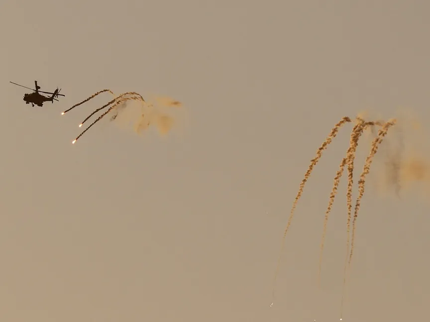 طائرة أباتشي إسرائيلية تطلق قنابل ضوئية أثناء تحليقها شمال غزة بالقرب من الحدود مع إسرائيل. 24 مايو 2025 - Reuters