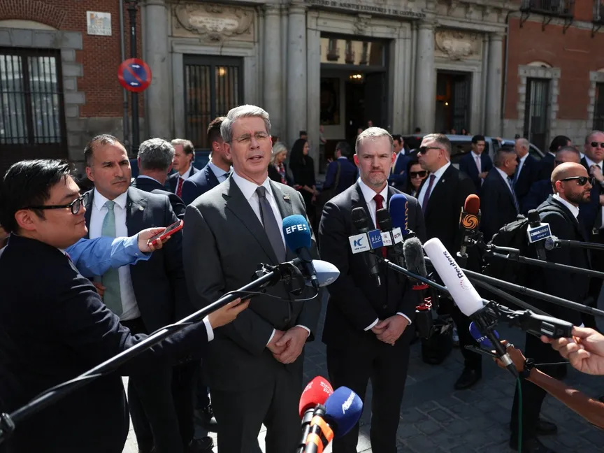 وزير الخزانة الأميركي سكوت بيسنت يتحدث للصحافيين بعد انتهاء المحادثات التجارية مع الصين في مدريد. 15 سبتمبر 2025 - REUTERS