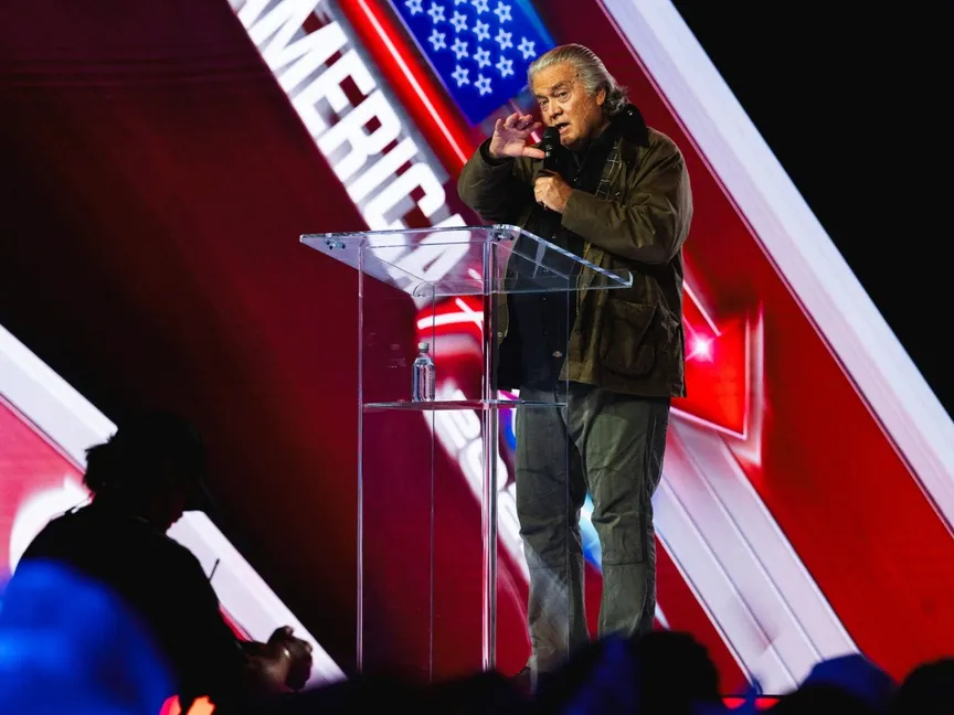 ستيف بانون يتحدث خلال أول قمة لمنظمة "ترنينج بوينت يو إس إيه" منذ وفاة تشارلي كيرك. الولايات المتحدة في 18 ديسمبر 2025 - - Reuters