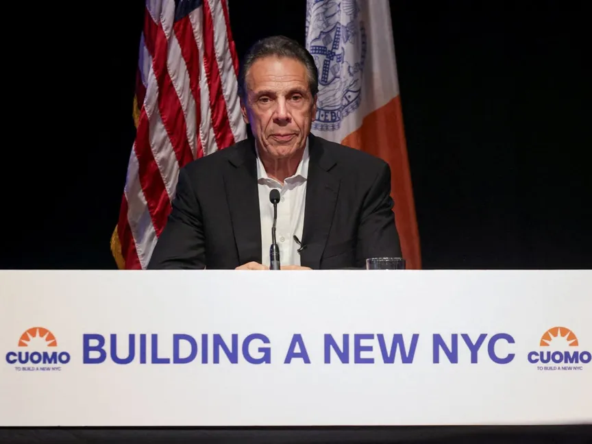 المرشح لمنصب عمدة مدينة نيويورك وحاكم نيويورك السابق أندرو كومو خلال مؤتمر صحافي في نيويورك- 18 أغسطس 2025 - Reuters