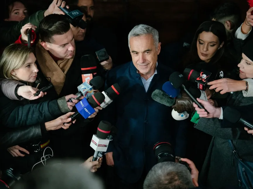 كالين جورجيسكو مرشح انتخابات الرئاسة في رومانيا يدلي بتصريحات صحافية بقرية إيزفوراني على مشارف بوخارست. 26 نوفمبر 2024 - Getty Images