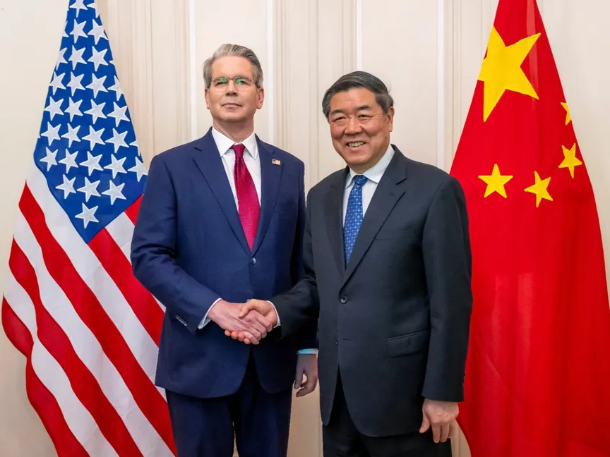 وزير الخزانة الأميركي سكوت بيسنت يصافح نائب رئيس الوزراء الصيني هي ليفنج خلال اجتماع ثنائي في جنيف. 10 مايو 2025 - REUTERS