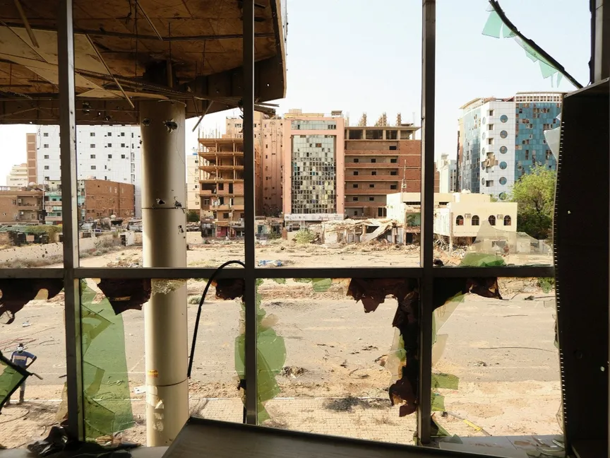 منظر لمبنى مستشفى الخرطوم التعليمي المدمر، كما يظهر من خلال النوافذ المتضررة لمبنى آخر محترق، بعد أن عزز الجيش السوداني سيطرته على الخرطوم من قوات الدعم السريع، في الخرطوم السودان. 26 أبريل 2025 - Reuters