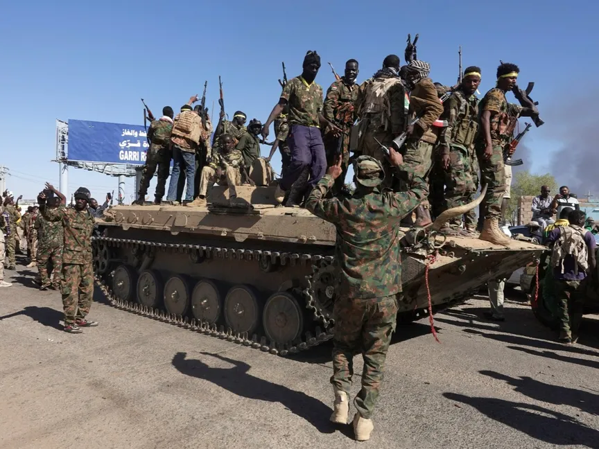 جنود من الجيش السوداني يحتفلون بتحرير الجيش لمصفاة نفط في شمال بحري بالسودان. 25 يناير 2025 - Reuters