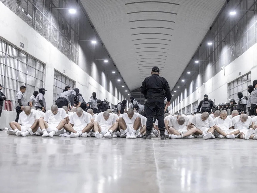 أعضاء مشتبه في عصابة (ترين دي أراجوا) الفنزويلية في مركز احتجاز الإهابيين في تيكولوكا، السلفادور. 16 مارس 2025 - REUTERS