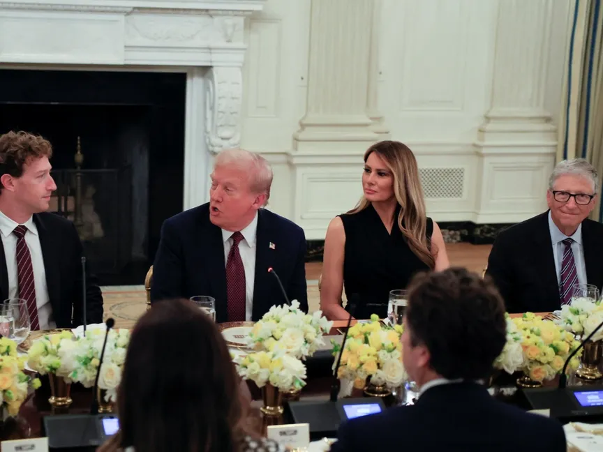 الرئيس الأميركي دونالد ترمب والسيدة الأولى ميلانيا ترمب والرئيس التنفيذي لشركة ميتا مارك زوكربيرج والمؤسس المشارك لشركة مايكروسوفت بيل جيتس يحضرون عشاء خاصاً لقادة التكنولوجيا في البيت الأبيض بواشنطن. 4 سبتمبر 2025 - Reuters