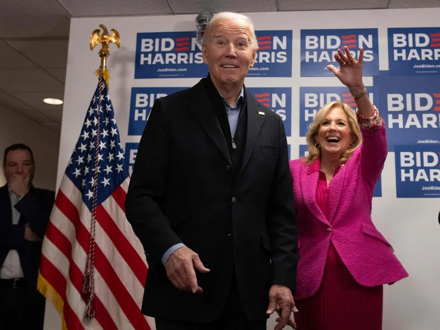 الرئيس الأميركي جو بايدن والسيدة الأولى جيل بايدن في مقر حملته الرئاسية في ويلمنجتون بولاية ديلاوير. 3 فبراير 2024 - AFP