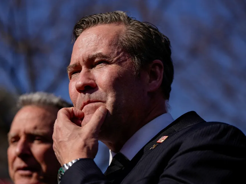 مستشار الأمن القومي الأميركي مايك والتز خلال مؤتمر صحافي خارج البيت الأبيض بواشنطن. 4 فبراير 2025 - REUTERS