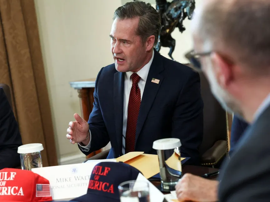 مستشار الأمن القومي مايك والتز خلال اجتماع للحكومة في البيت الأبيض. 30 أبريل 2025 - REUTERS