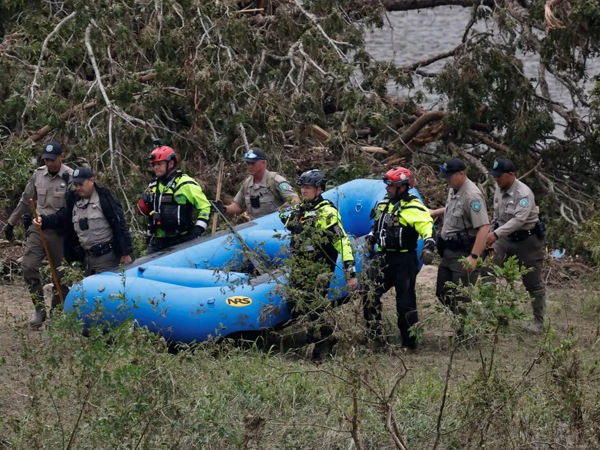 فرق الإنقاذ الاميركية تواصل جهودها للبحث عن المفقودين في فيضانات تكساس. 6 يوليو 2025 - REUTERS