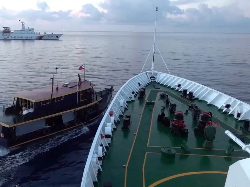 لقطة شاشة من مقطع فيديو للحظة اعتراض سفينة تابعة لخفر السواحل الصيني قارباً يحمل علم الفلبين في بحر الصين الجنوبي. 22 أكتوبر 2023 - Reuters