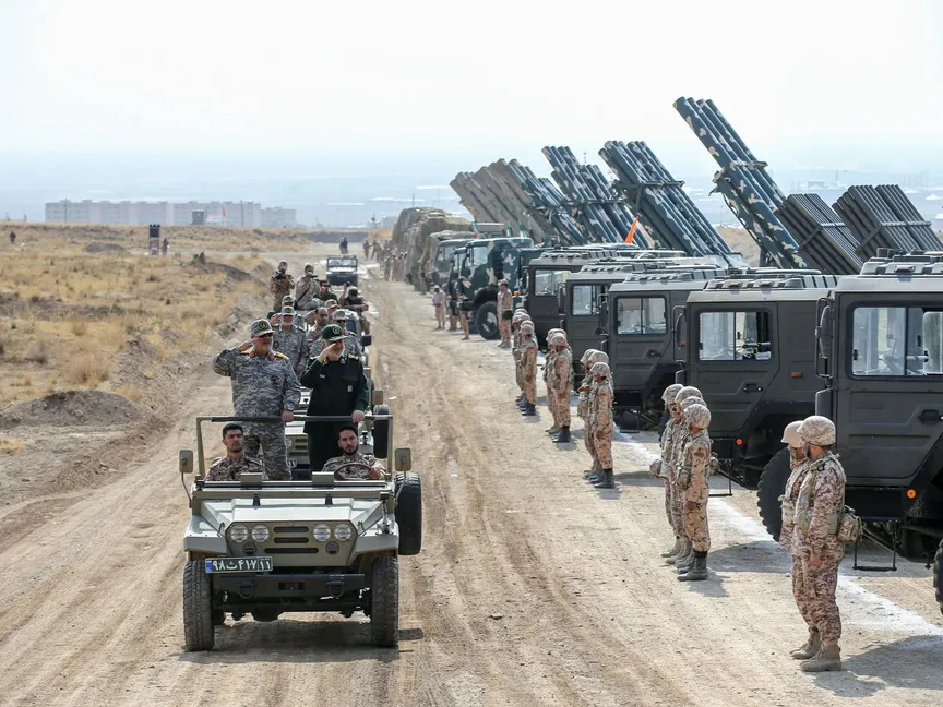 القائد العام للحرس الثوري الإيراني اللواء حسين سلامي خلال مناورة عسكرية للقوات البرية للحرس الثوري في منطقة أراس على الحدود مع أذربيجان. 17 أكتوبر 2022 - REUTERS