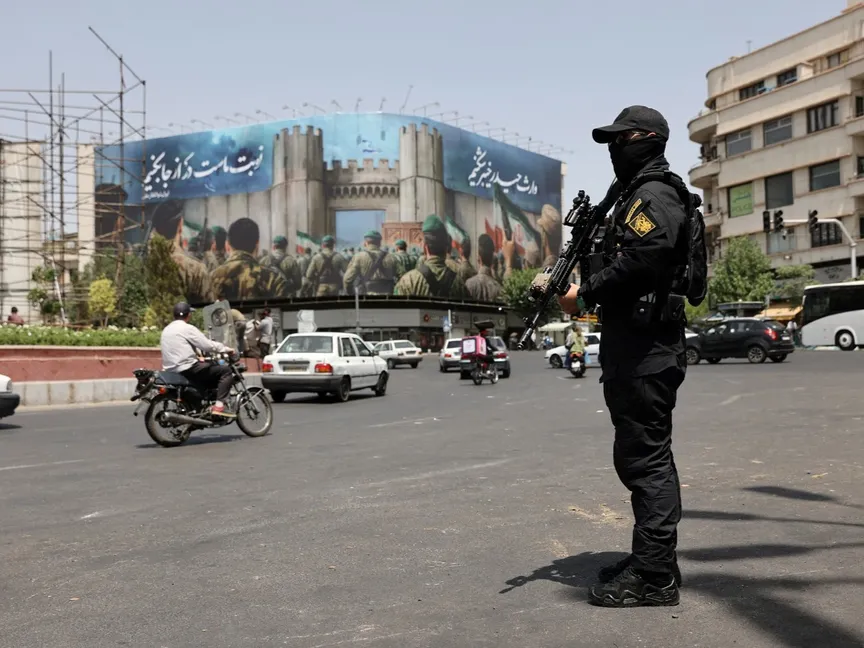 حارس أمن يقف بأحد شوارع طهران في إيران. 24 يونيو 2025 - REUTERS