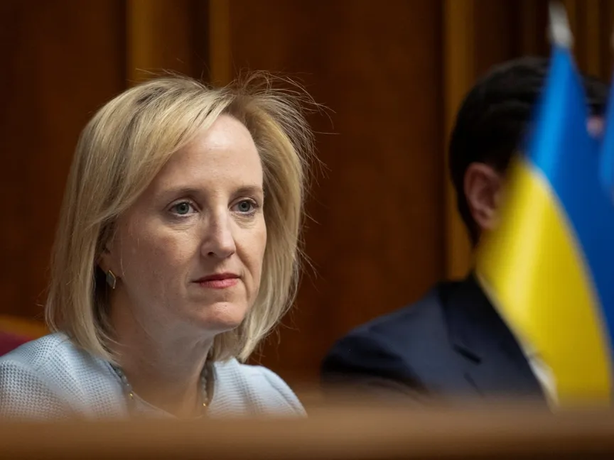 القائمة بأعمال السفارة الأميركية في أوكرانيا جولي ديفيس تحضر جلسة للبرلمان الأوكراني في العاصمة كييف. 8 مايو 2025 - REUTERS
