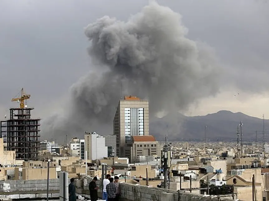 تصاعد دخان في طهران بعد سماع سلسلة من الانفجارات. 01 مارس 2026 - Getty Images
