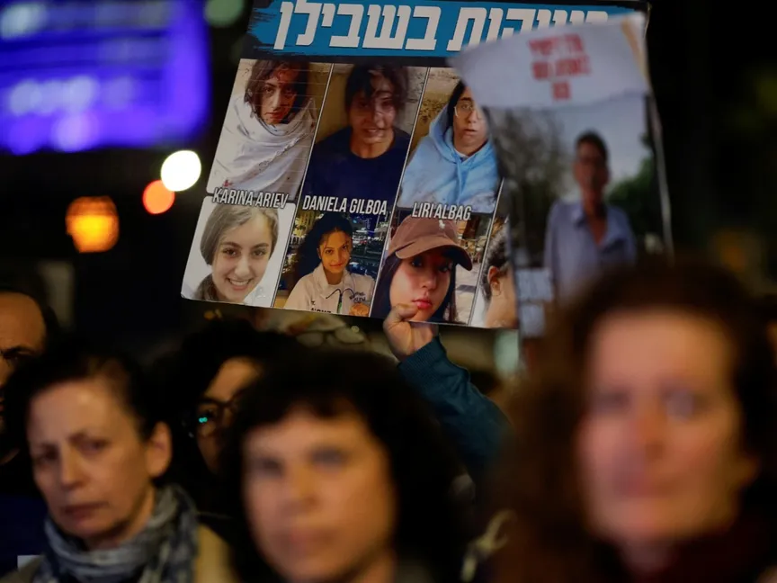 عائلات محتجزين إسرائيليين في غزة يغلقون الطريق أثناء مشاركتهم باحتجاج في تل أبيب يطالب بالإفراج عنهم وسط استمرار الحرب على القطاع. 6 فبراير 2024 - Reuters