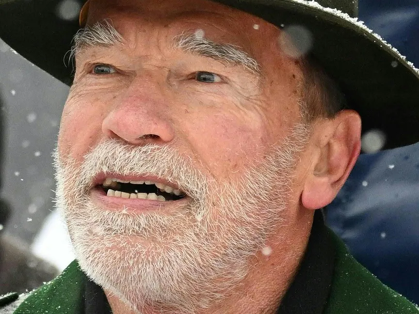 الممثل النمساوي الأميركي أرنولد شوارزنيجر في كأس العالم للتزلج FIS في كيتزبوهيل، النمسا، في 21 يناير 2023. - AFP