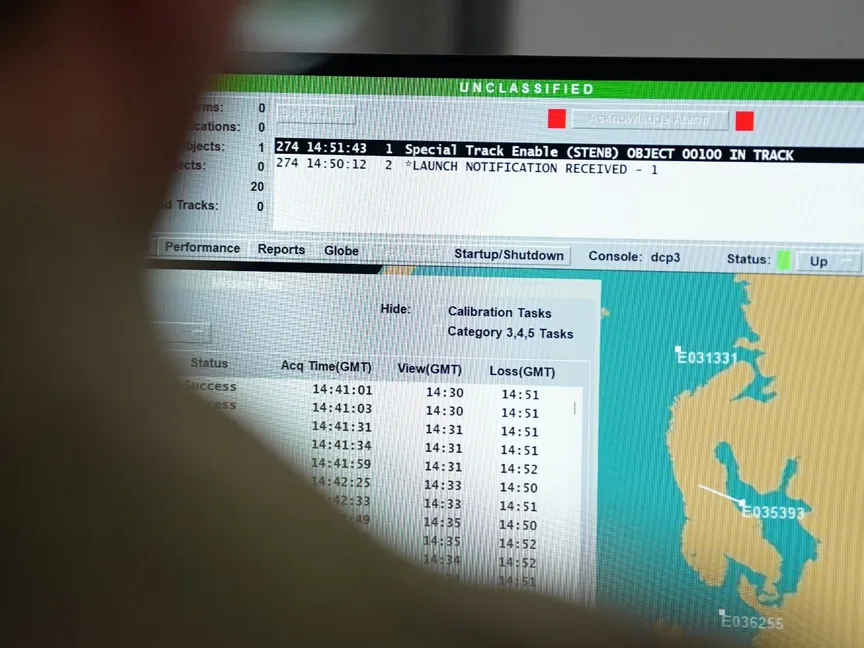 جندي في قاعدة RAF Fylingdales التي توفر خدمات الإنذار المبكر المستمر للصواريخ الباليستية ومراقبة الفضاء لحكومتي بريطانيا والولايات المتحدة في شمال يوركشاير ببريطانيا. 1 أكتوبر 2025 - Reuters