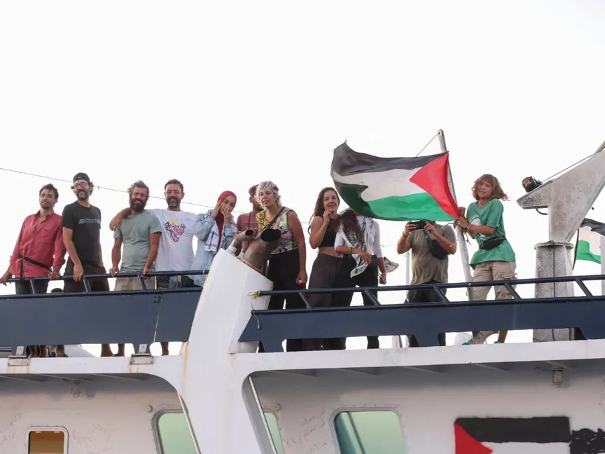 الناشطة السويدية جريتا ثونبرج وأعضاء طاقم أسطول الصمود العالمي الذي يهدف إلى كسر الحصار البحري الإسرائيلي على غزة قبالة جزيرة كريت في اليونان. 25 سبتمبر 2025 - Reuters