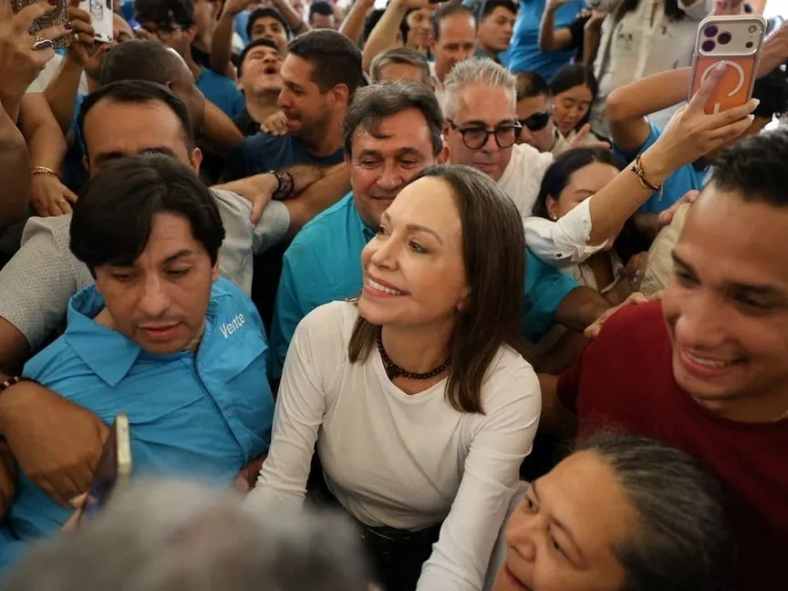 زعيمة المعارضة الفنزويلية ماريا كورينا ماتشادو تصل إلى كنيسة بعد عودتها إلى البلاد في ولاية لارا بفنزويلا. 25 أكتوبر 2026 - REUTERS