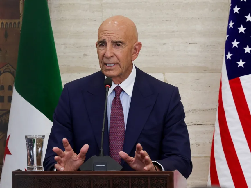 المبعوث الأميركي إلى سوريا توم باراك يتحدث خلال مؤتمر صحافي في دمشق. 16 سبتمبر 2025 - Reuters