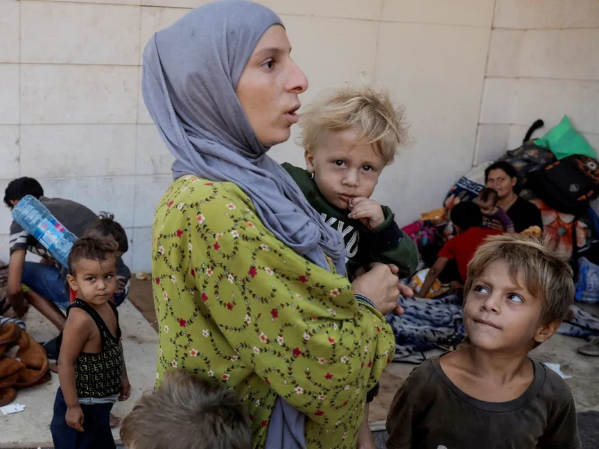 امرأة لبنانية مع أطفالها وسط بيروت بعد فرارها من الضربات الإسرائيلية على الضاحية. 29 سبتمبر 2024 - Reuters