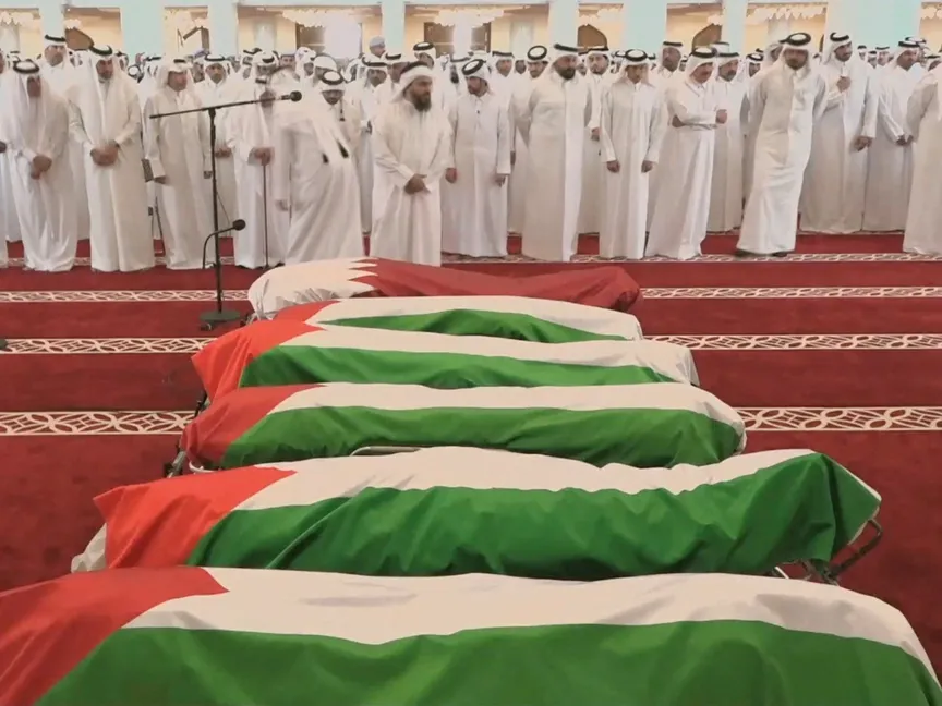 تشييع ضحايا الهجوم الإسرائيلي على الدوحة بحضور أمير قطر في جامع محمد بن عبد الوهاب. الدوحة. 11 سبتمبر 2025 - Reuters