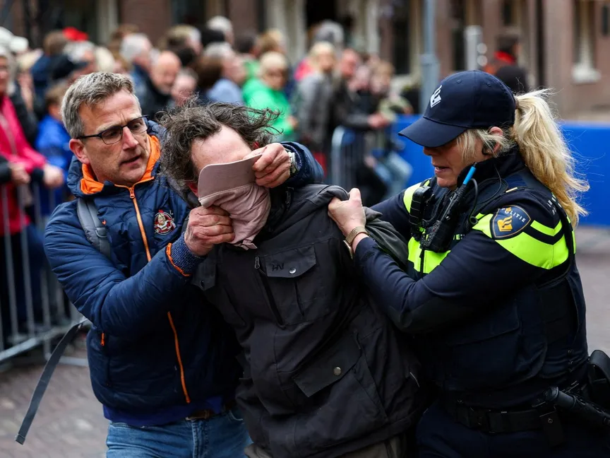 أفراد أمن في هولندا يلقون القبض على متظاهر مؤيد للفلسطينيين في فاخنينجن. 5 مايو 2025 - REUTERS