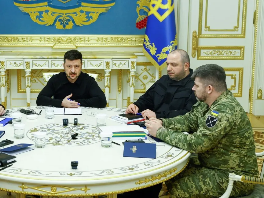 الرئيس الأوكراني فولوديمير زيلينسكي خلال اجتماع مع كبار القادة العسكريين في كييف. 7 نوفمبر 2025 - Reuters
