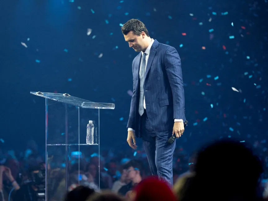 الناشط اليميني الأميركي تشارلي كيرك خلال فعالية في مدينة فينيكس بولاية أريزونا. 19 ديسمبر 2024 - REUTERS