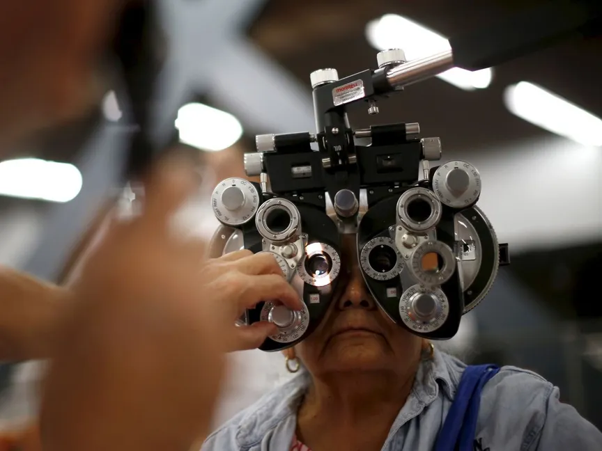 امرأة تخضع لفحص عيون في لوس أنجلوس الولايات المتحدة في 15 أكتوبر 2015. - REUTERS