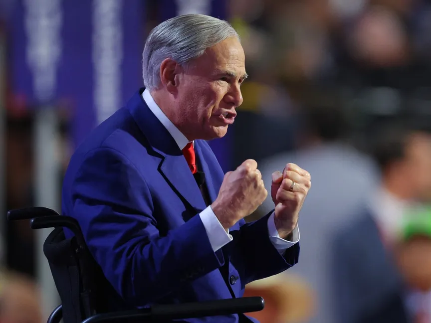 حاكم ولاية تكساس جريج أبوت يتحدث في اليوم الثالث من المؤتمر الوطني للحزب الجمهوري (RNC) في ميلووكي بولاية ويسكونسن. 17 يوليو 2024 - REUTERS