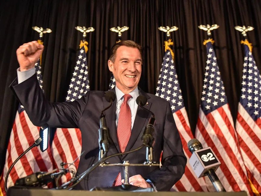 المرشح الديمقراطي لمجلس النواب الأميركي توم سوازي يحتفل بفوزه في الانتخابات الخاصة ليحل محل النائب الجمهوري جورج سانتوس في نيويورك. 13 فبراير 2024. - Getty Images via AFP