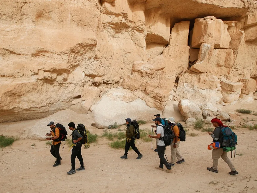 شباب سعوديون من هواة رياضة المشي لمسافات طويلة في الجبال أثناء برنامج تدريبي في منطقة الرياض. 19 مايو 2023 - REUTERS