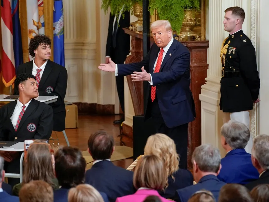 الرئيس الأميركي دونالد ترمب خلال فعالية بالبيت الأبيض لتوقيع أمر تنفيذي بإغلاق وزارة التعليم. 20 مارس 2025 - REUTERS