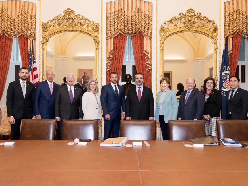 وزير الخارجية السوري أسعد الشيباني بجانب أعضاء في لجنة العلاقات الخارجية بمجلس الشيوخ والمبعوث الأميركي الخاص إلى سوريا توم باراك في واشنطن. 18 سبتمبر 2025 - foreign.senate.gov