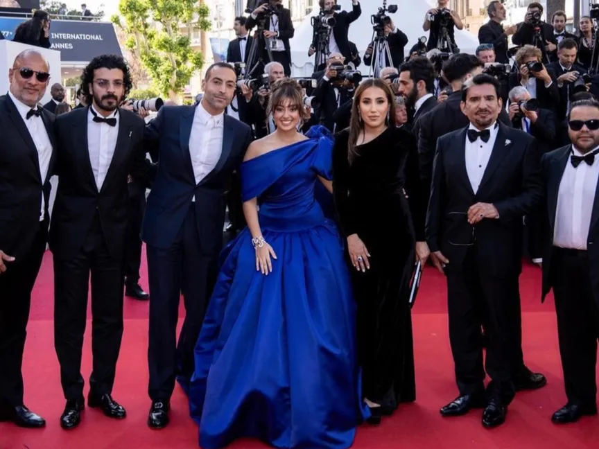 جمانا الراشد ومحمد التركي مع صناع فيلم "نورة" على السجادة الحمراء لمهرجان كان السينمائي، فرنسا, 22 مايو 2024 - المكتب الإعلامي للمهرجان