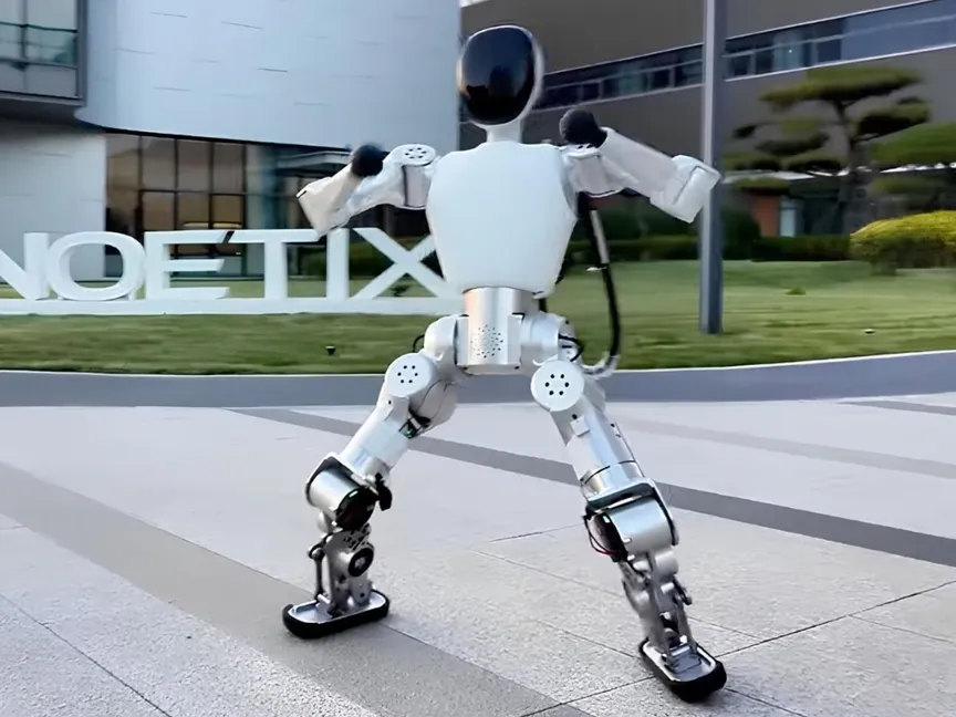 الروبوت Bumi الرفيق المدرسي والمنزلي من شركة نويتكس روبوتيكس الصينية - Noetix Robotics