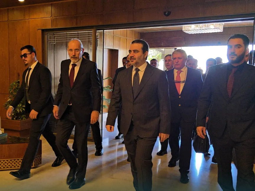 وزير الخارجية السوري أسعد الشيباني خلال استقباله نظيره الأردني أيمن الصفدي مطار دمشق الدولي. 14 يونيو 2026 - @AlekhbariahSY