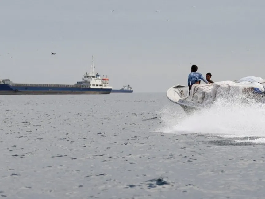 سفن وقارب في مضيق هرمز قبالة سواحل محافظة مسندم العمانية. 12 أبريل 2026 - Reuters