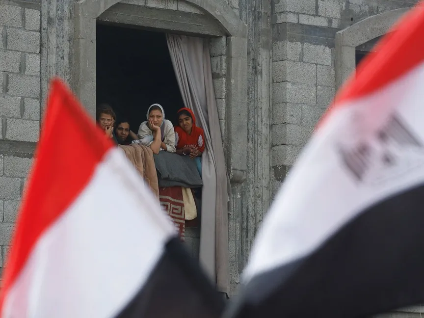 فلسطينيون في قطاع غزة بعد إعلان الرئيس الأميركي دونالد ترمب موافقة إسرائيل وحماس على المرحلة الأولى من وقف إطلاق النار في غزة. 9 أكتوبر 2025 - REUTERS