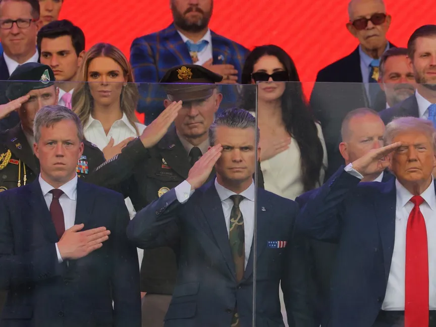 الرئيس الأميركي دونالد ترمب بجانب وزير الحرب بيت هيجسيث ووزير الجيش دانيال دريسكول خلال عرض عسكري في واشنطن. 14 يونيو 2025 - REUTERS