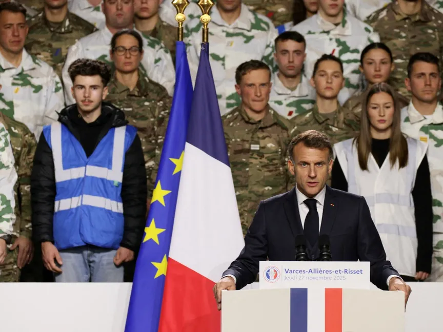الرئيس الفرنسي إيمانويل ماكرون خلال الإعلان عن برنامج الخدمة العسكرية الطوعية قاعدة عسكرية بجبال الألب. 27 نوفمبر 2025 - Reuters