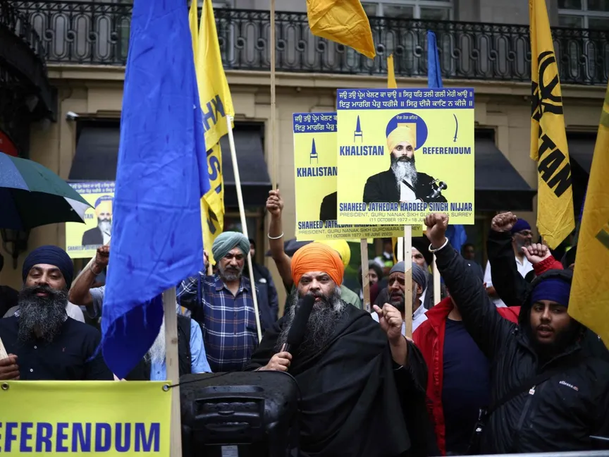 نشطاء من أقلية السيخ يتظاهرون أمام المفوضية الهندية العليا في العاصمة البريطانية لندن احتجاجاً على اغتيال أحد زعماء الطائفة في كندا وسط اتهامات بتورط نيودلهي. 8 يوليو 2023 - AFP