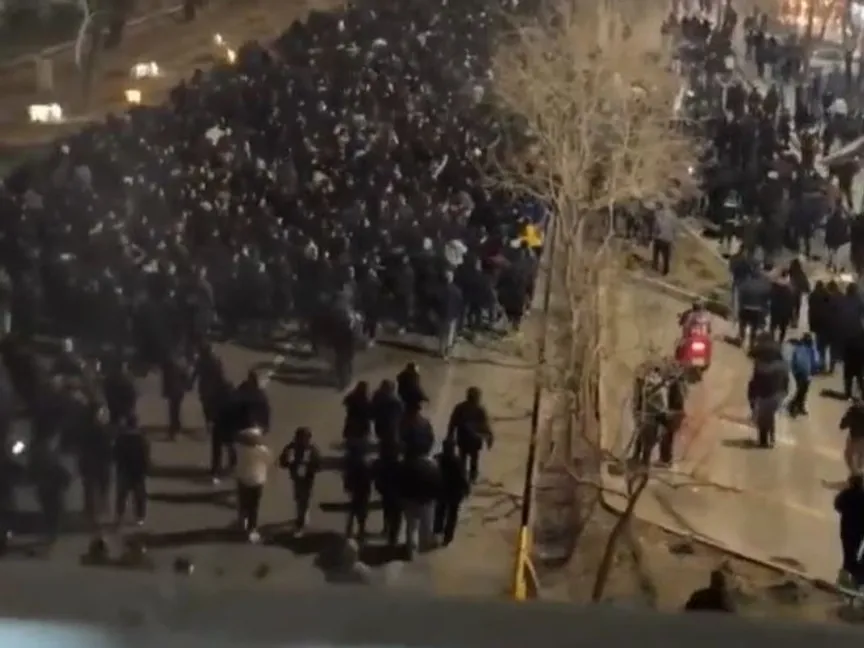 تظاهرات ليلية احتجاجاً على تردي الأوضاع المعيشية في مدينة مشهد الإيرانية. 08 يناير 2026 - @AmirMiresmaeili