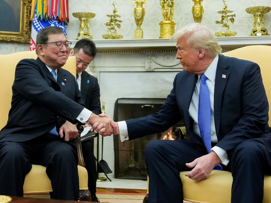 الرئيس الأميركي دونالد ترمب خلال لقائه مع رئيس الوزراء الياباني شيجيرو إيشيبا في البيت الأبيض بالعاصمة واشنطن.7 فبراير 2025 - REUTERS