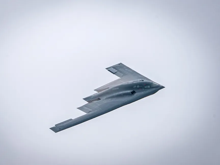قاذفة القنابل B-2 Spirit التابعة للقوات الجوية الأميركية تحلق في سماء قاعدة أميركية في ولاية ميزوري، الولايات المتحدة. 14 سبتمبر 2024 - Reuters