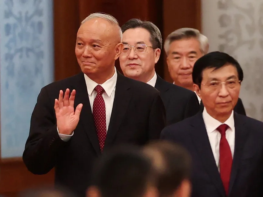 عضو اللجنة الدائمة للمكتب السياسي الصيني كاي تشي يلوح بيده في قاعة الشعب الكبرى في بكين. 30 سبتمبر 2025. - REUTERS